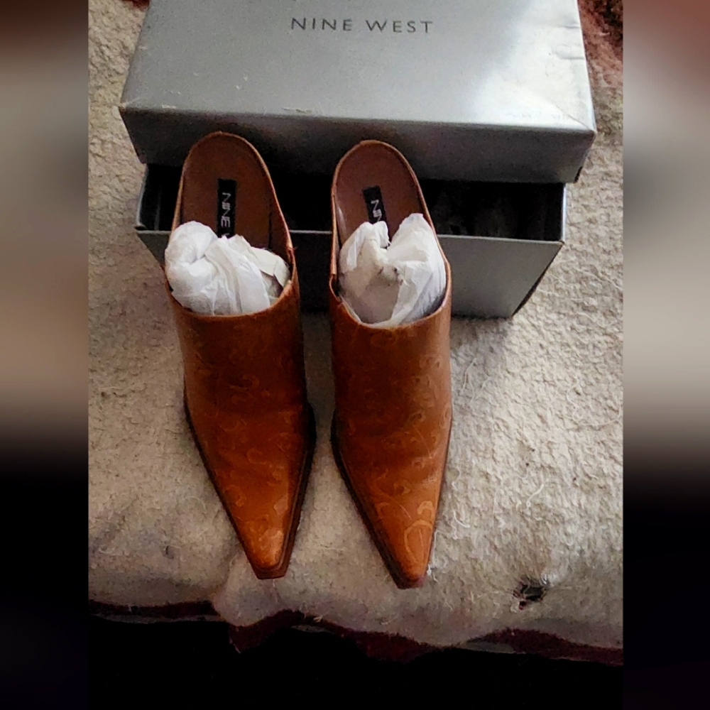 Nine West Tan Mules Sleek Pointed-Toe Design 4-inch Heel.
